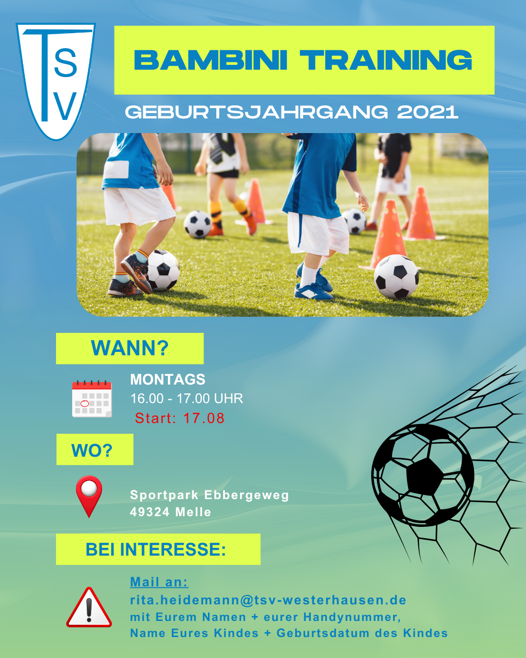 Beginn Bambinitraining am 17.08 Kinderfußballtraining mit Kindern in blauen Trikots und weißen Hosen auf einem Spielfeld mit orangefarbenen Hütchen