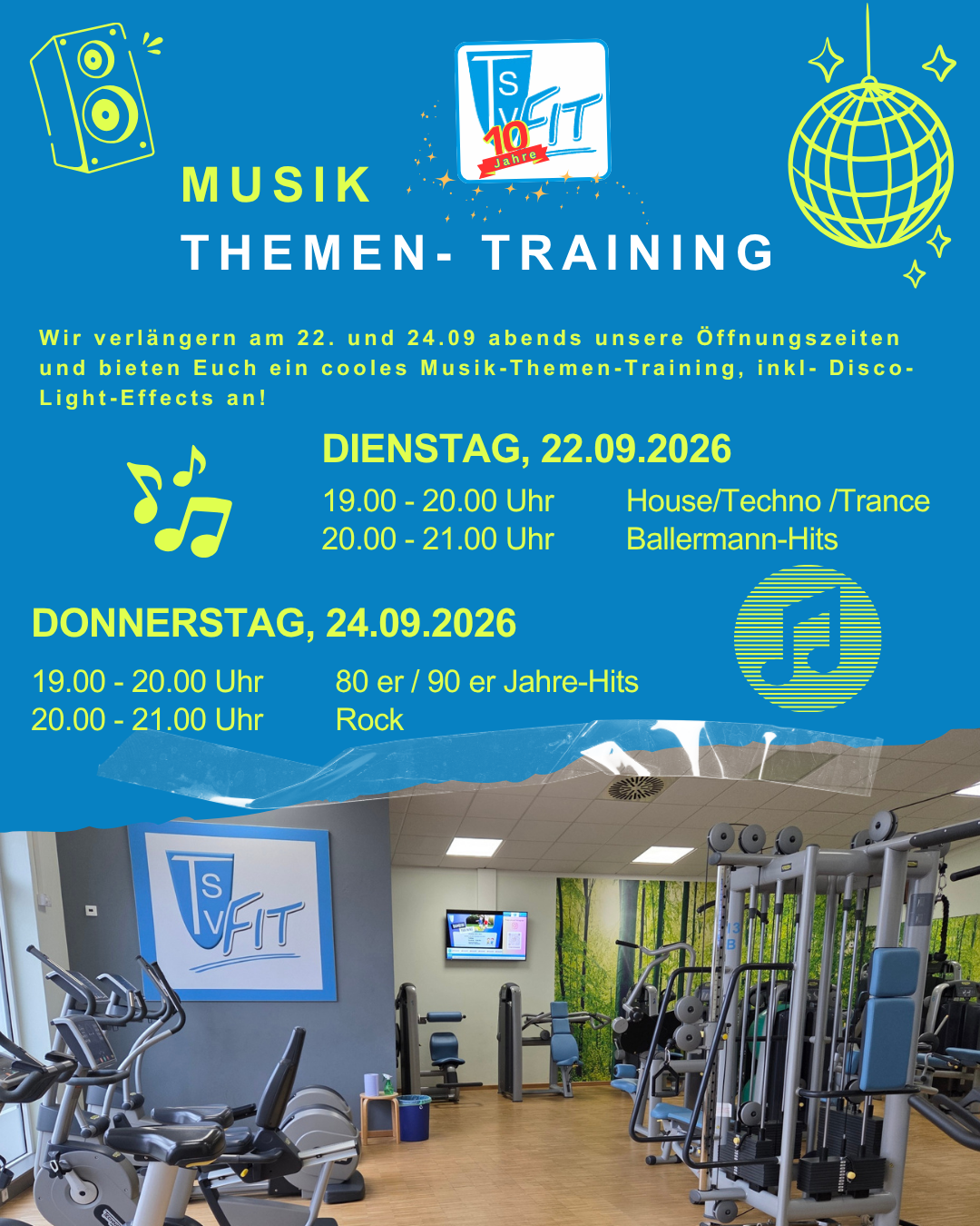Grafik zum 10-jährigen Jubiläum von TSV Fit. Auf blauem Hintergrund wird zum Musik-Themen-Training am 22. und 24. September 2026 eingeladen. Am Dienstag gibt es Training zu House, Techno und Trance sowie Ballermann-Hits, am Donnerstag zu Hits der 80er und 90er sowie Rock. An beiden Abenden gelten verlängerte Öffnungszeiten von 19 bis 21 Uhr, zusätzlich sorgen Disco-Lichteffekte für besondere Trainingsatmosphäre. Im unteren Teil ist der Trainingsbereich von TSV Fit mit verschiedenen Fitnessgeräten zu sehen. Gelbe Musik- und Disco-Symbole ergänzen die Grafik.