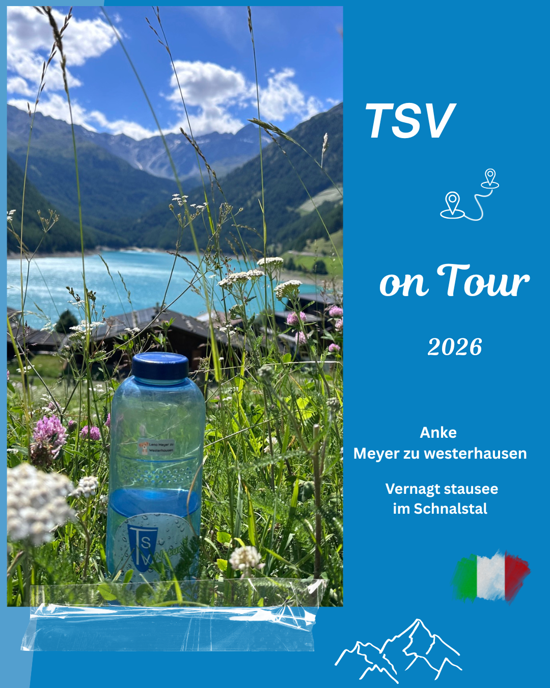 Im Vordergrund steht eine transparente Trinkflasche mit blauem Deckel inmitten einer bunten, blühenden Bergwiese. Rund um die Flasche wachsen Gräser und zahlreiche Blumen in Weiß, Rosa und Violett.  Im Hintergrund liegt ein leuchtend türkisblauer Bergsee, eingerahmt von dicht bewaldeten Berghängen und grünen Almwiesen. Dahinter erheben sich hohe, teilweise felsige Berge. Der strahlend blaue Himmel mit einzelnen weißen Wolken verleiht der Aufnahme eine sommerliche und idyllische Atmosphäre.  Das Bild vermittelt Ruhe, Naturverbundenheit und die besondere Schönheit einer alpinen Landschaft.