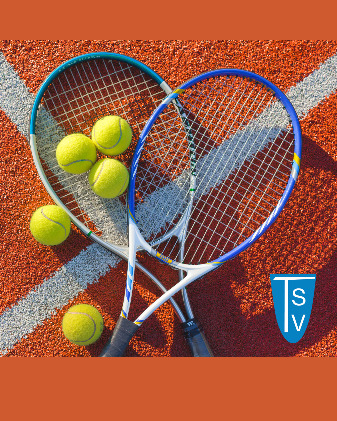 Symbolbild Tennis Zwei Tennisschläger und mehrere Tennisbälle liegen auf einem roten Sandplatz mit weißer Linie